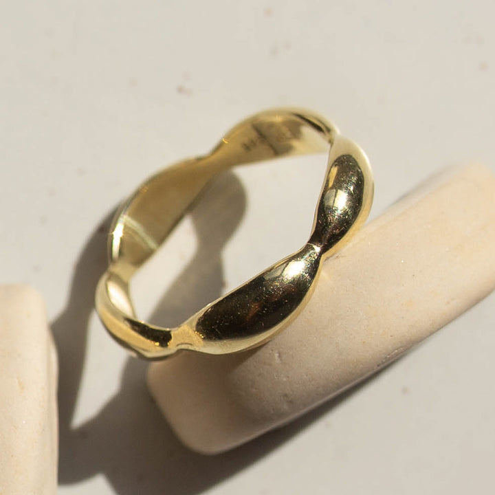 Misaki 14 Karat Gelbgold geschwungener Ring